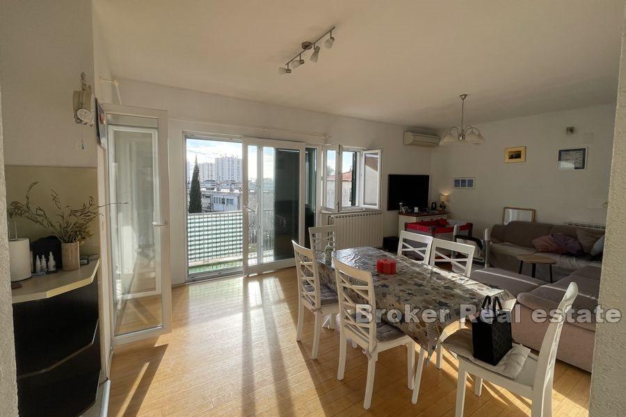 Split - Sućidar, comfortable four bedroom apartment in the house