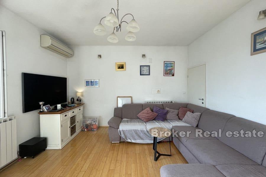 Split - Sućidar, comfortable four bedroom apartment in the house