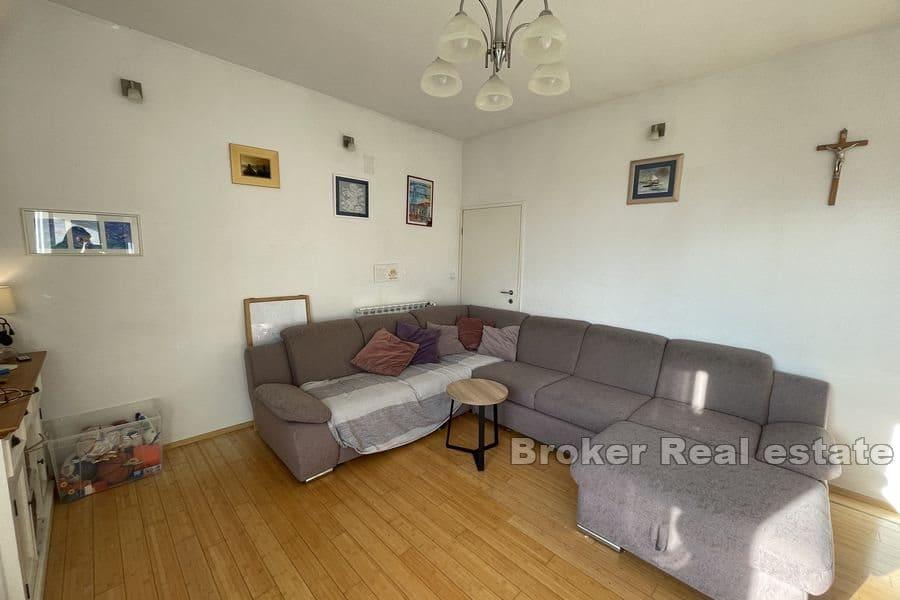 Split - Sućidar, comfortable four bedroom apartment in the house