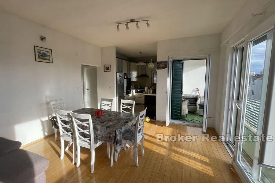 Split - Sućidar, comfortable four bedroom apartment in the house
