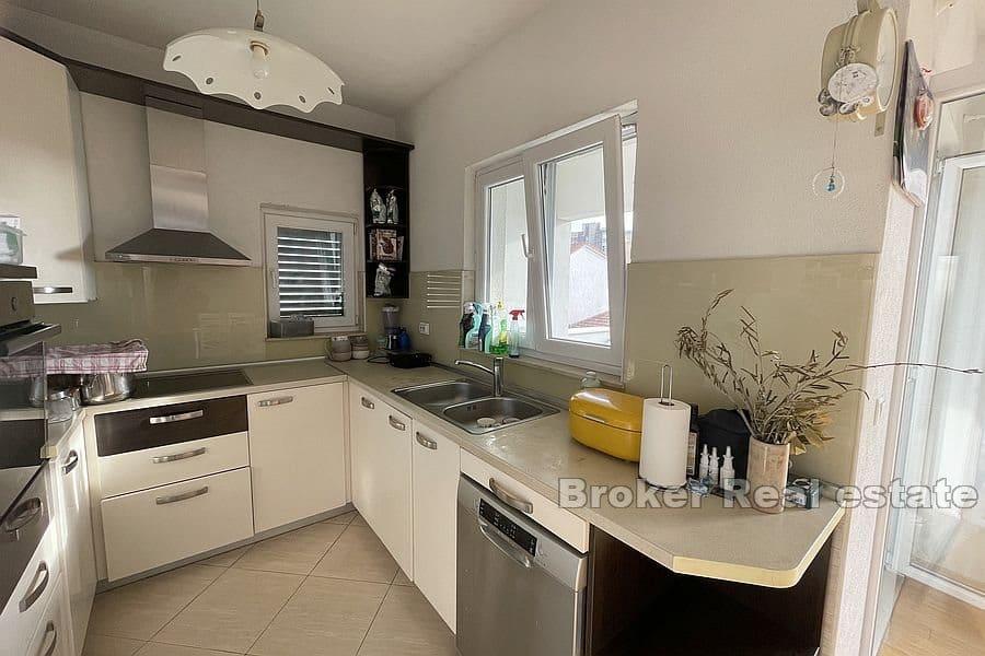 Split - Sućidar, comfortable four bedroom apartment in the house