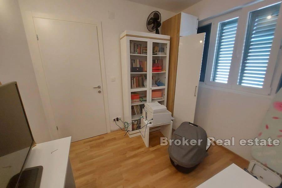 Split - Sućidar, comfortable four bedroom apartment in the house
