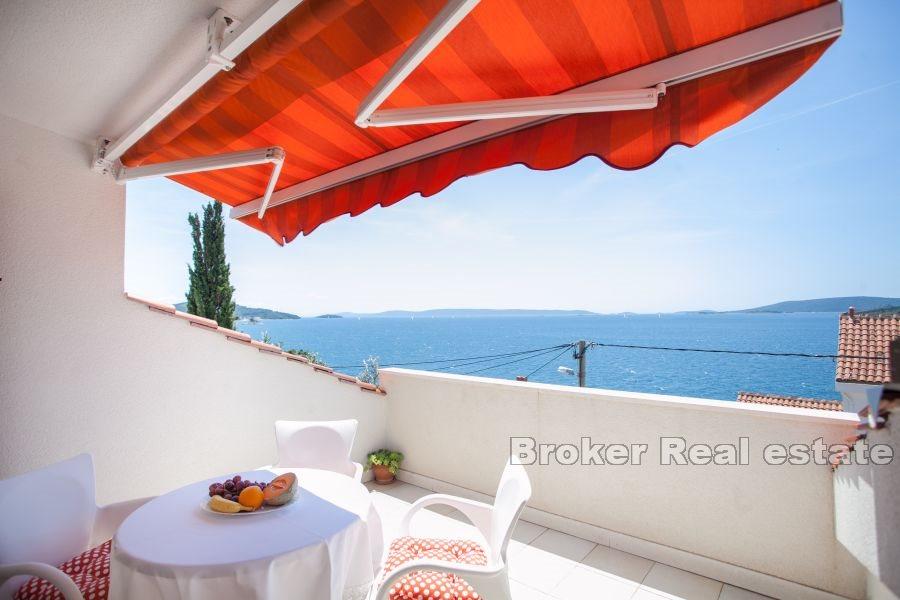 Trogir - Fristående hus i omedelbar närhet av havet