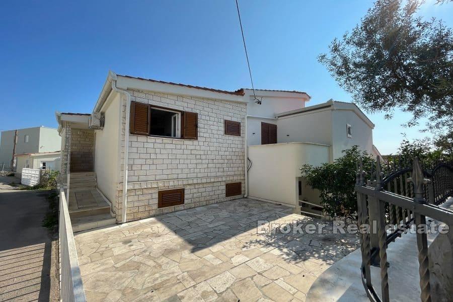Trogir - Fristående hus i omedelbar närhet av havet