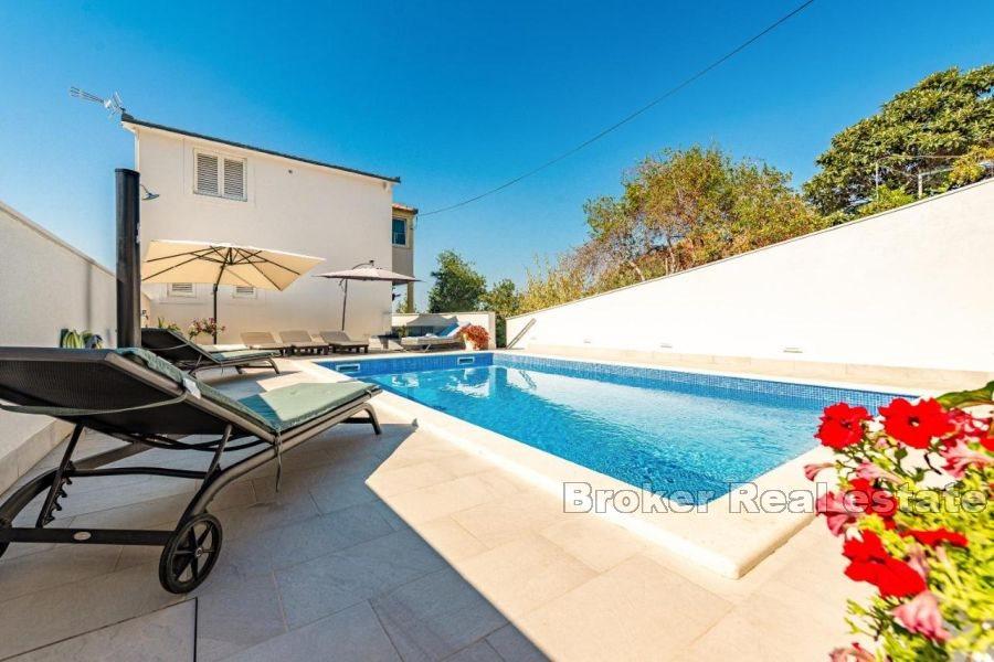 Island of Ciovo - Detached apartment house in the immediate vicinity of the sea