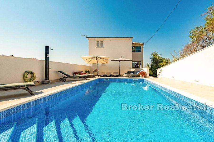 Island of Ciovo - Detached apartment house in the immediate vicinity of the sea