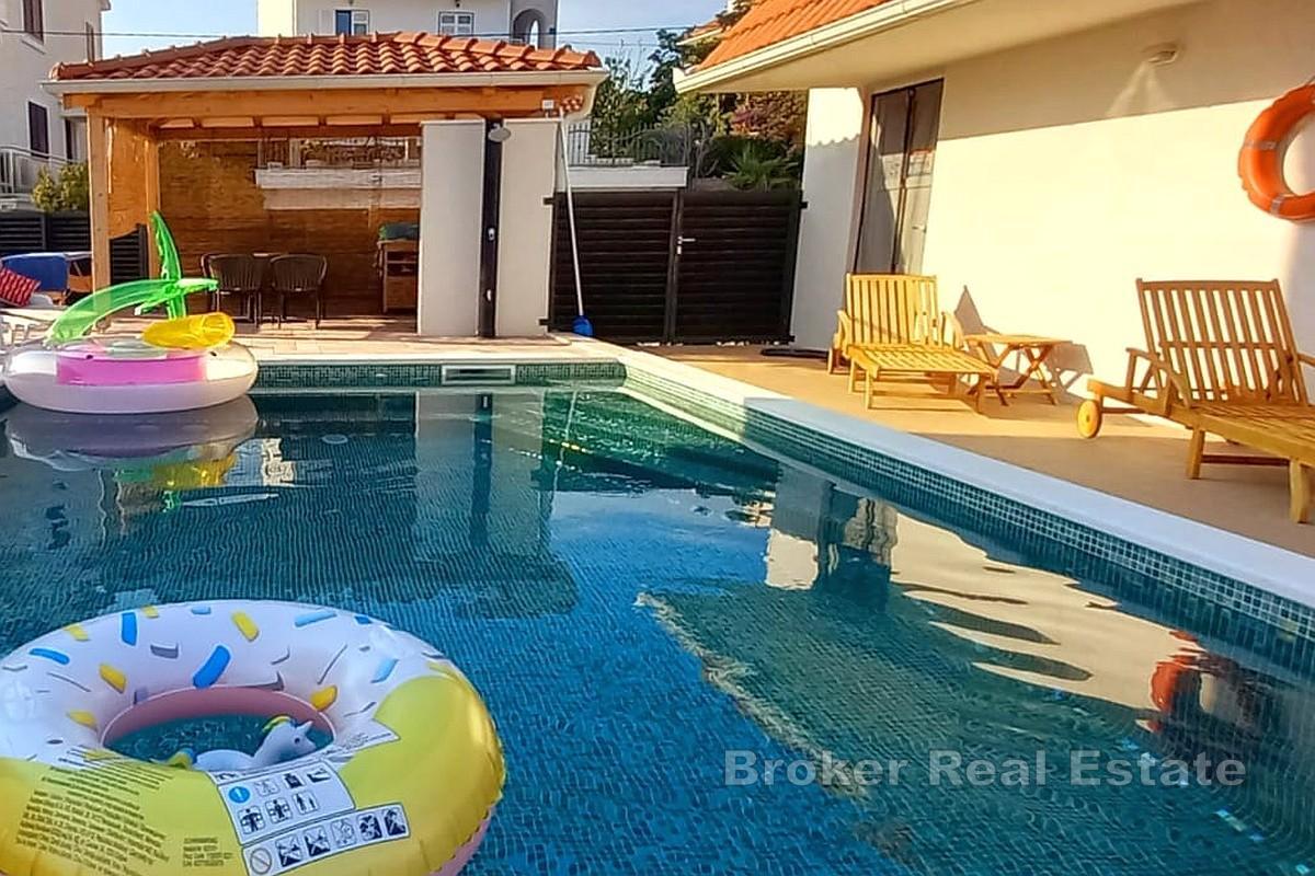 Nær Trogir - Enebolig og tomannsbolig i umiddelbar nærhet av havet