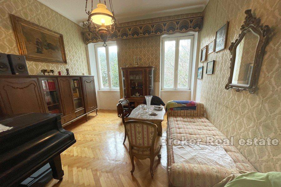 Split - Lučac, appartement de trois chambres dans une maison en pierre