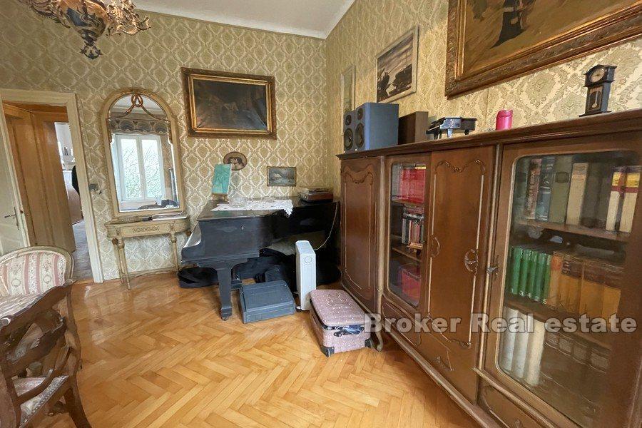 Split - Lučac, appartement de trois chambres dans une maison en pierre