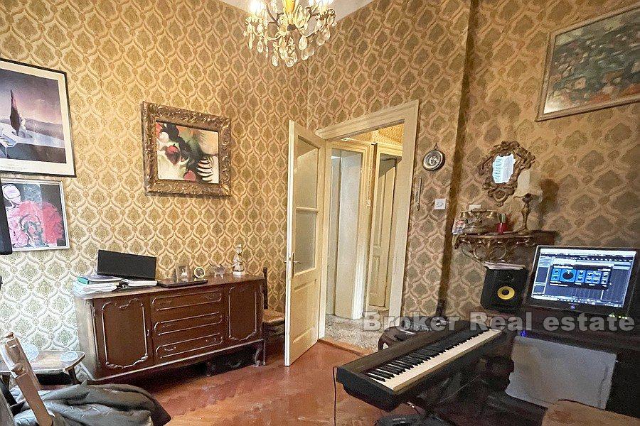 Split - Lučac, appartement de trois chambres dans une maison en pierre