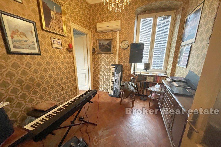 Split - Lučac, appartement de trois chambres dans une maison en pierre
