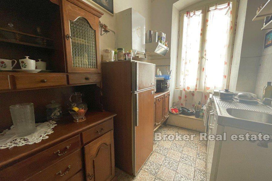 Split - Lučac, appartement de trois chambres dans une maison en pierre