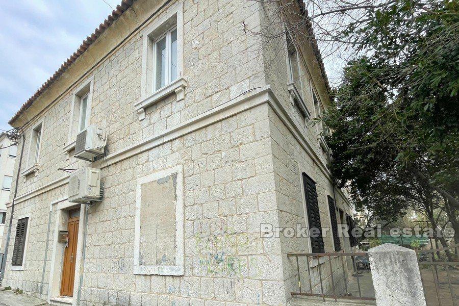 Split - Lučac, appartement de trois chambres dans une maison en pierre