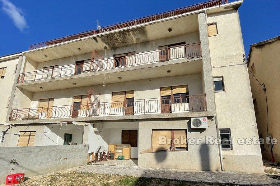 Trogir - Apartmánový dům k úpravě u moře