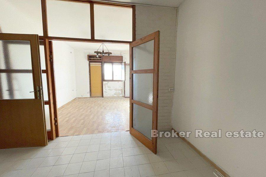 Trogir - Apartmánový dům k úpravě u moře