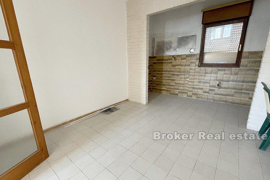 Trogir - Apartmánový dům k úpravě u moře