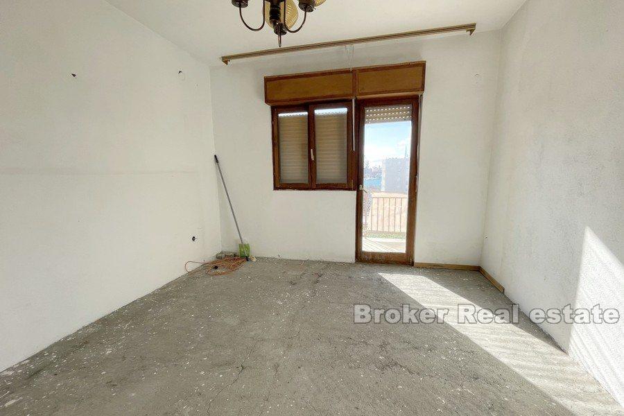 Trogir - Apartmánový dům k úpravě u moře