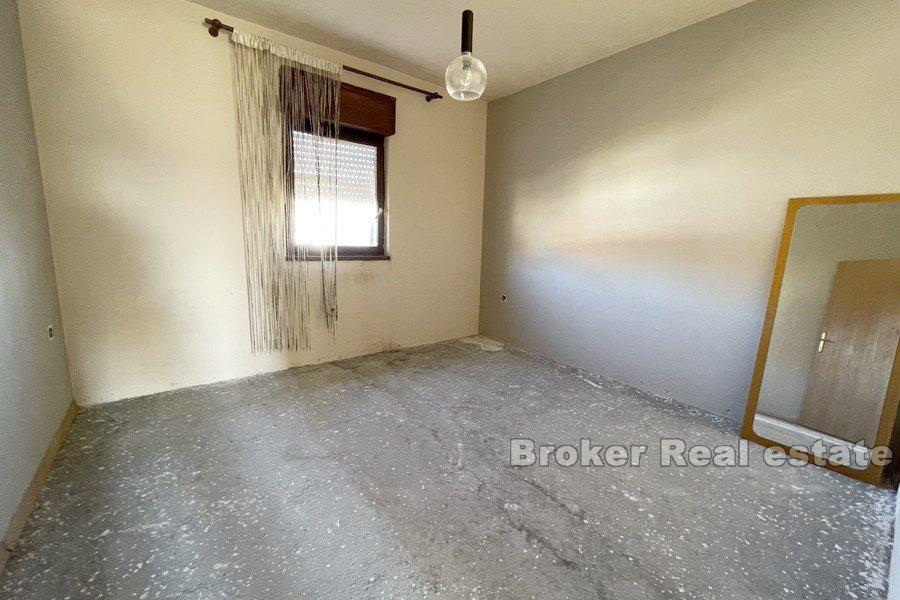 Trogir - Apartmánový dům k úpravě u moře