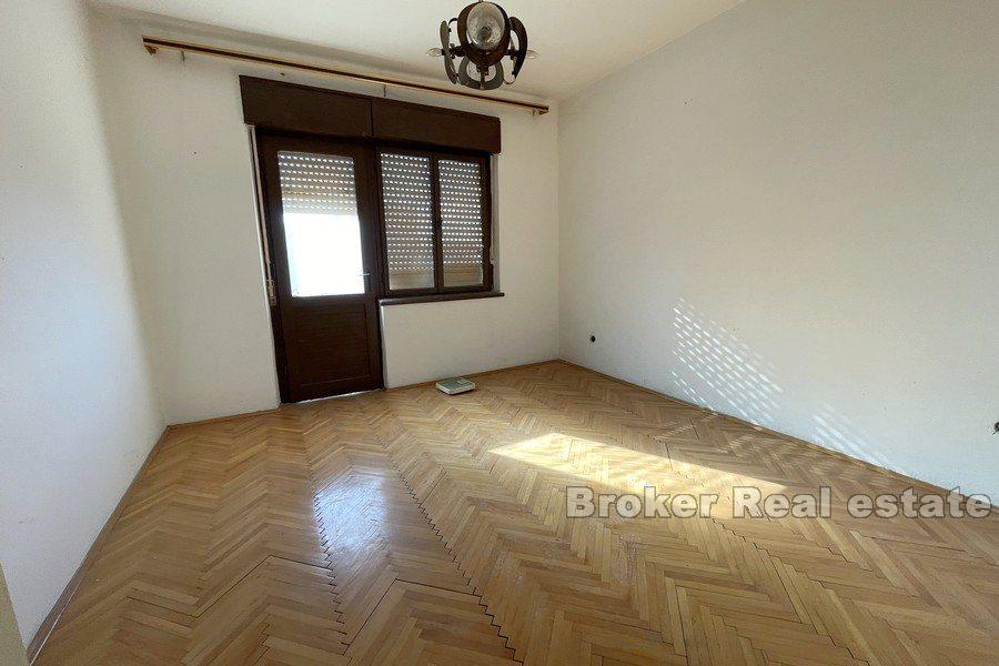 Trogir - Apartmánový dům k úpravě u moře