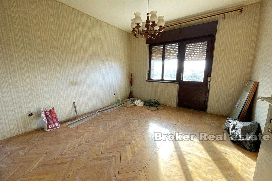 Trogir - Apartmánový dům k úpravě u moře