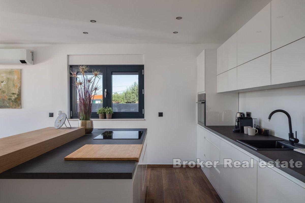 Modernes Apartment mit Meerblick