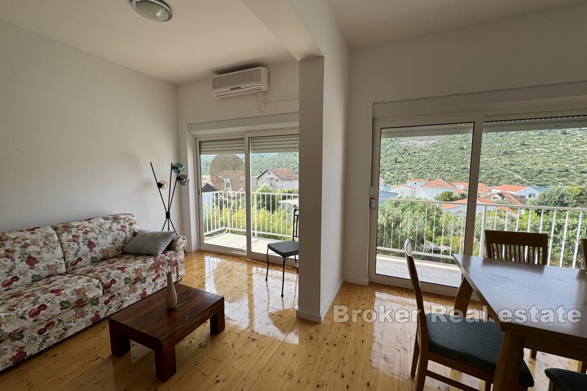 Przestronny dom apartamentowy z widokiem na morze