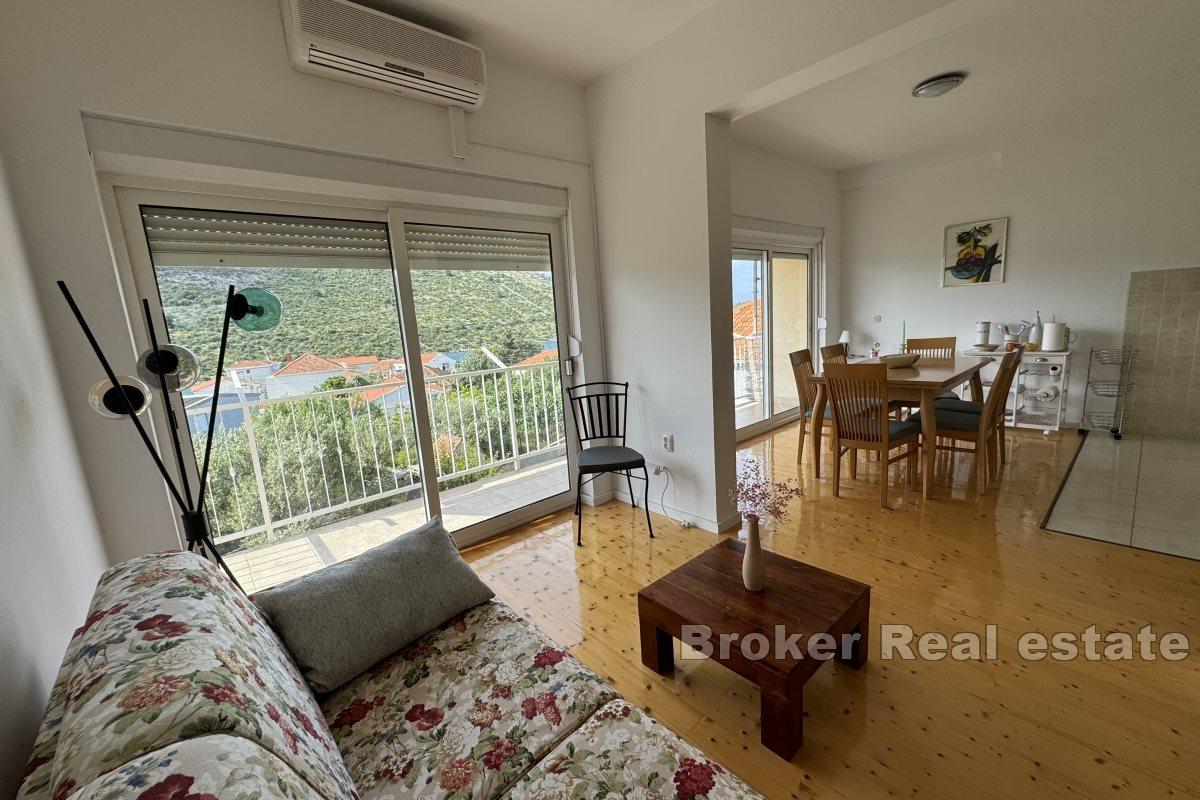 Przestronny dom apartamentowy z widokiem na morze