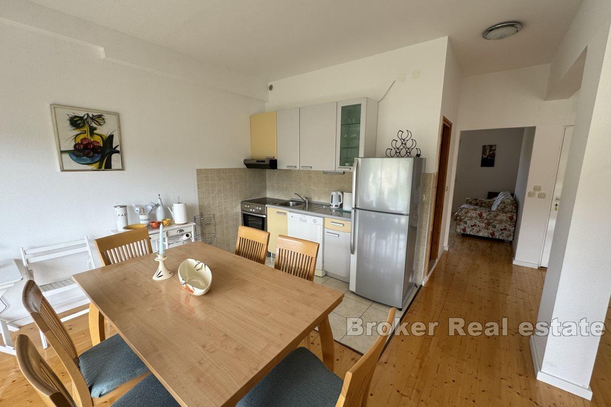 Przestronny dom apartamentowy z widokiem na morze