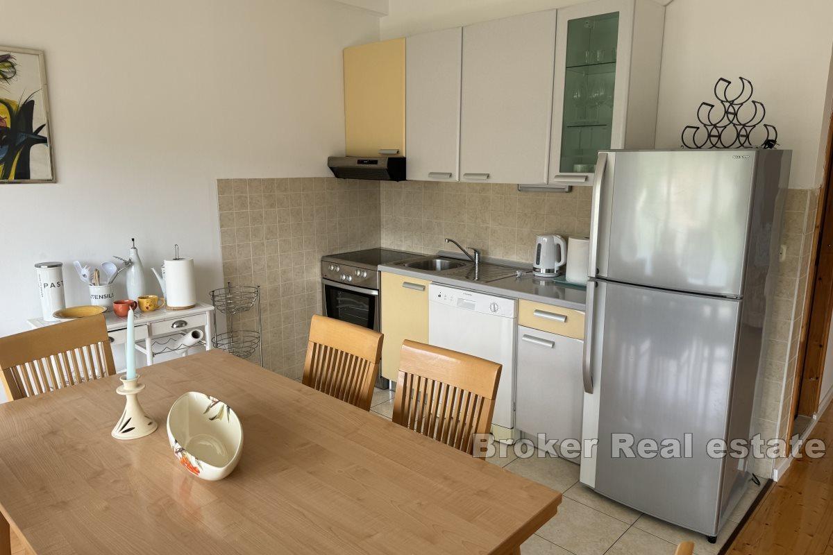 Przestronny dom apartamentowy z widokiem na morze
