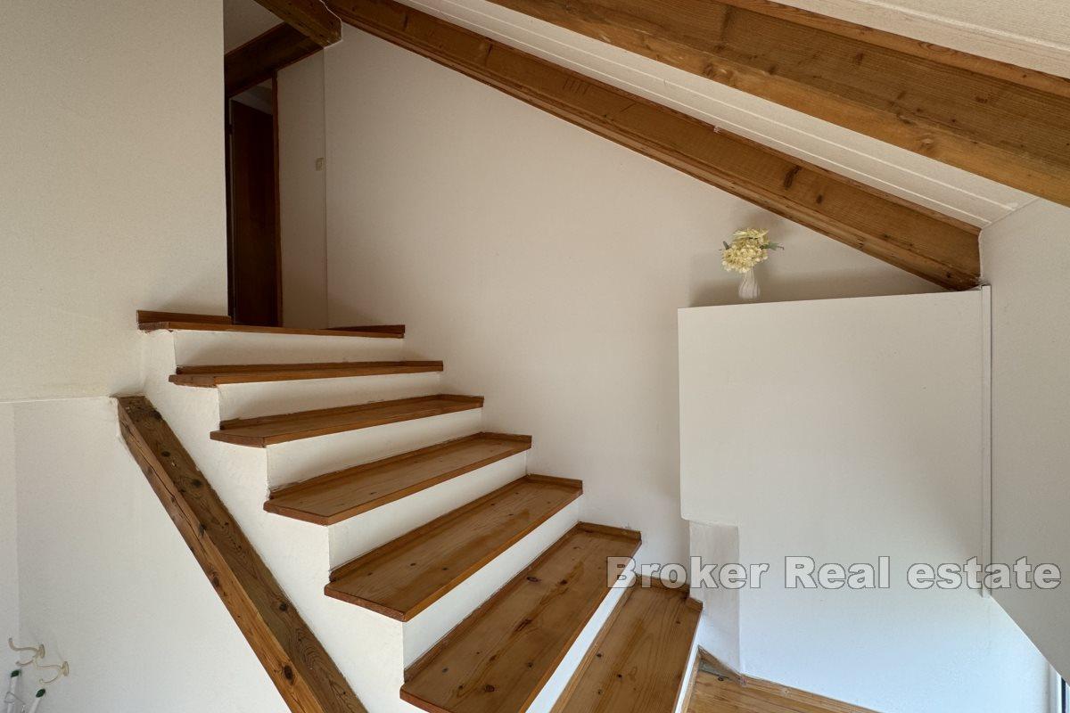 Przestronny dom apartamentowy z widokiem na morze