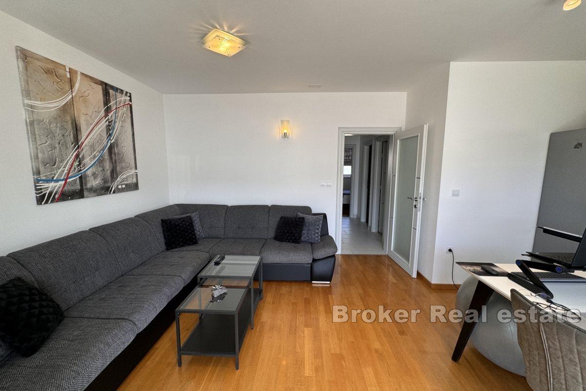 Potpuno opremljen dvosoban apartman