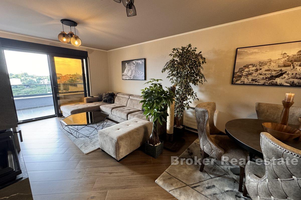 Split area - Moderne zariadený strešný apartmán s 3 spálňami