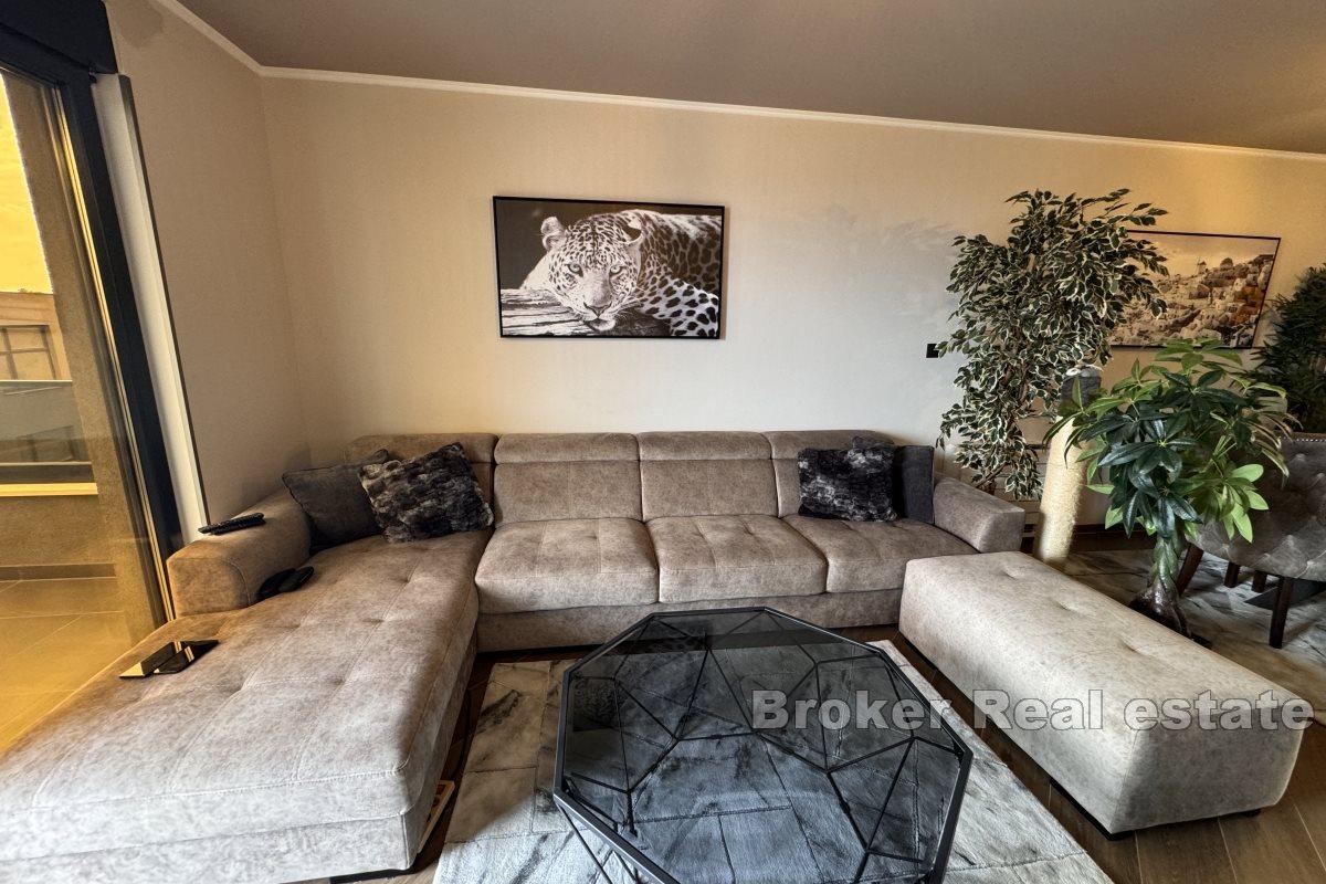 Split area - Moderne zariadený strešný apartmán s 3 spálňami