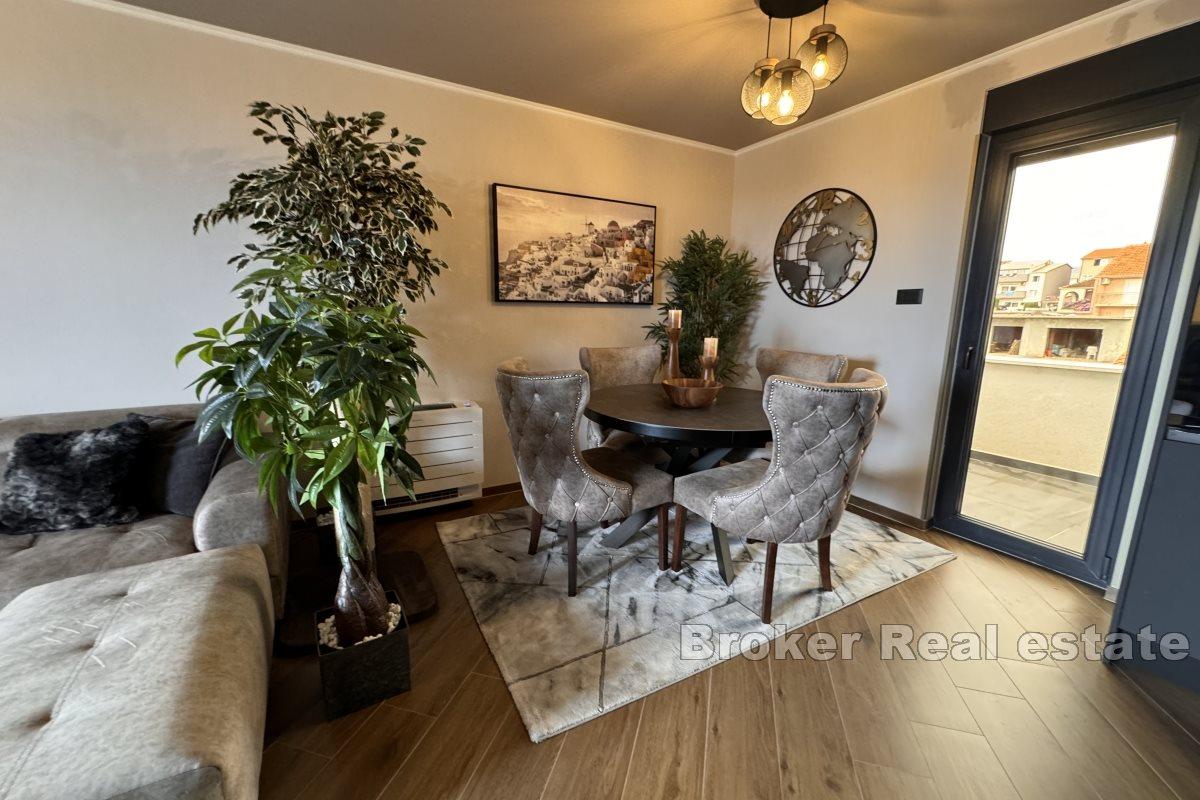 Split area - Moderne zariadený strešný apartmán s 3 spálňami