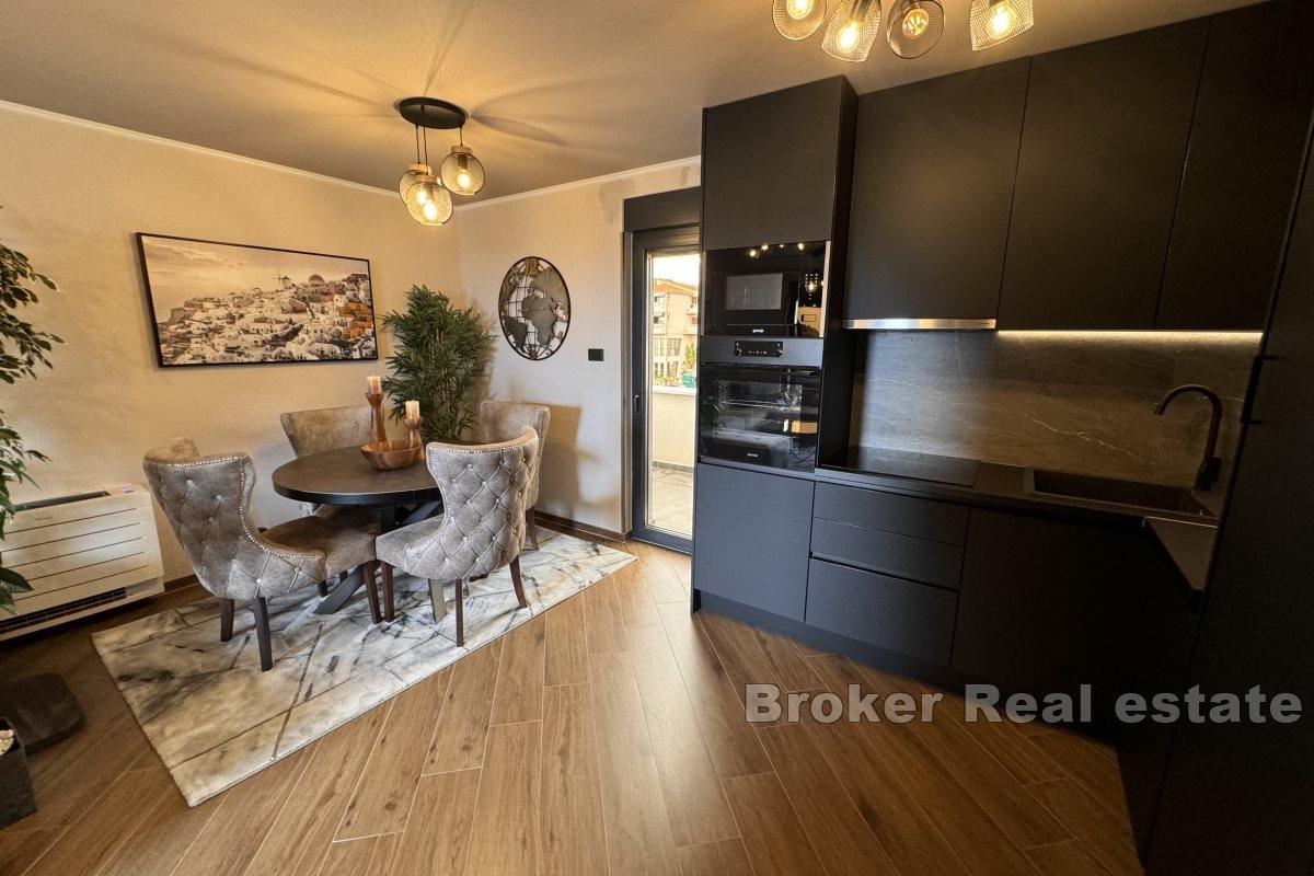 Split area - Moderne zariadený strešný apartmán s 3 spálňami