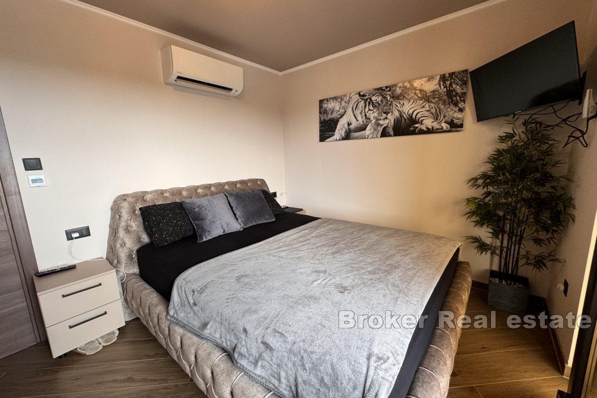 Split area - Moderne zariadený strešný apartmán s 3 spálňami