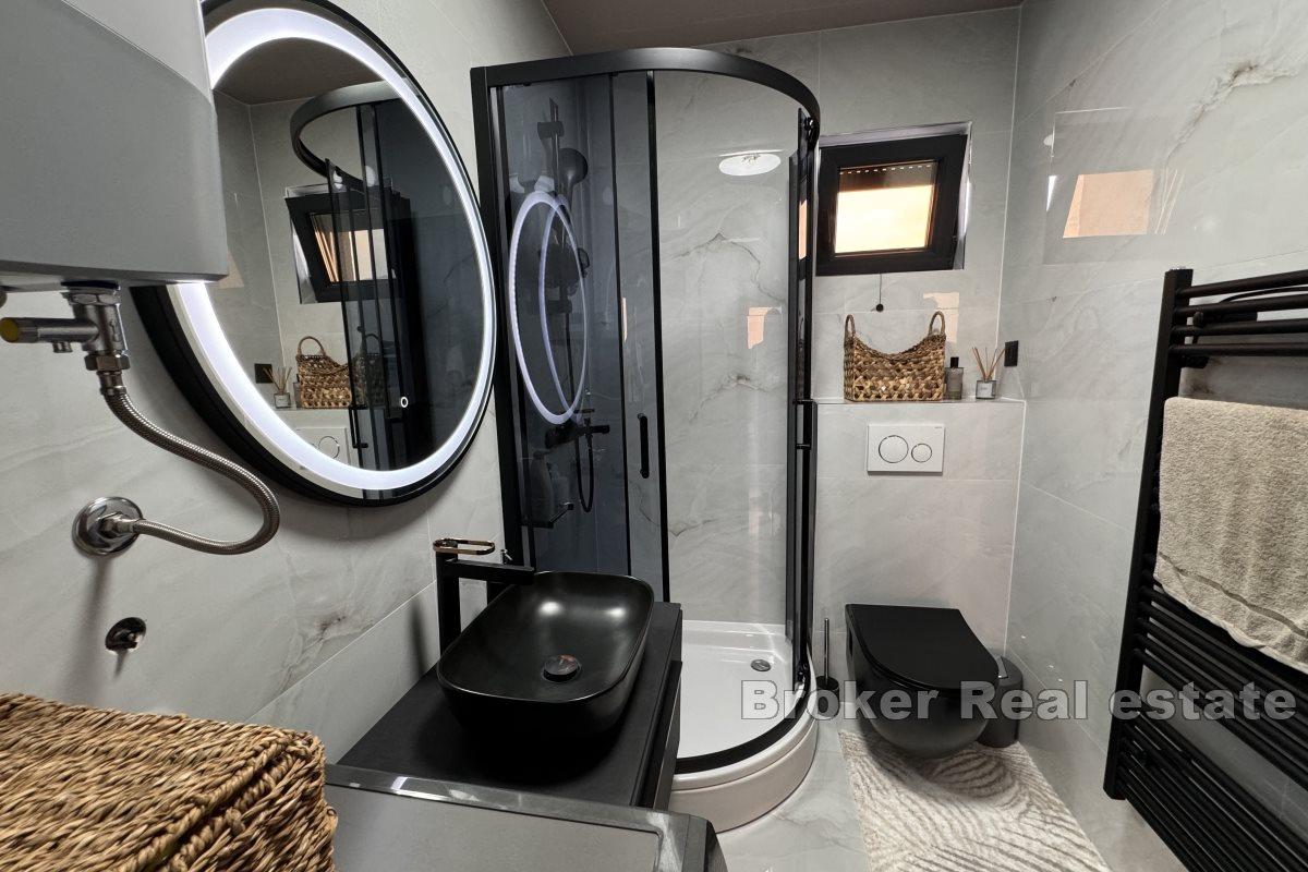 Split area - Moderne zariadený strešný apartmán s 3 spálňami