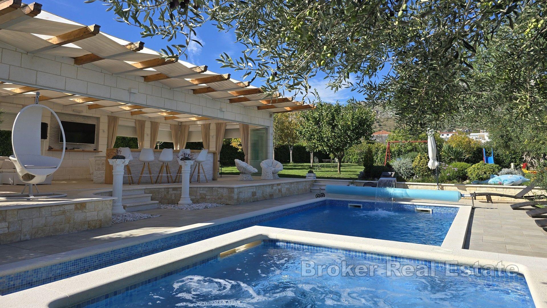 Steinhus med svømmebasseng og stor hage