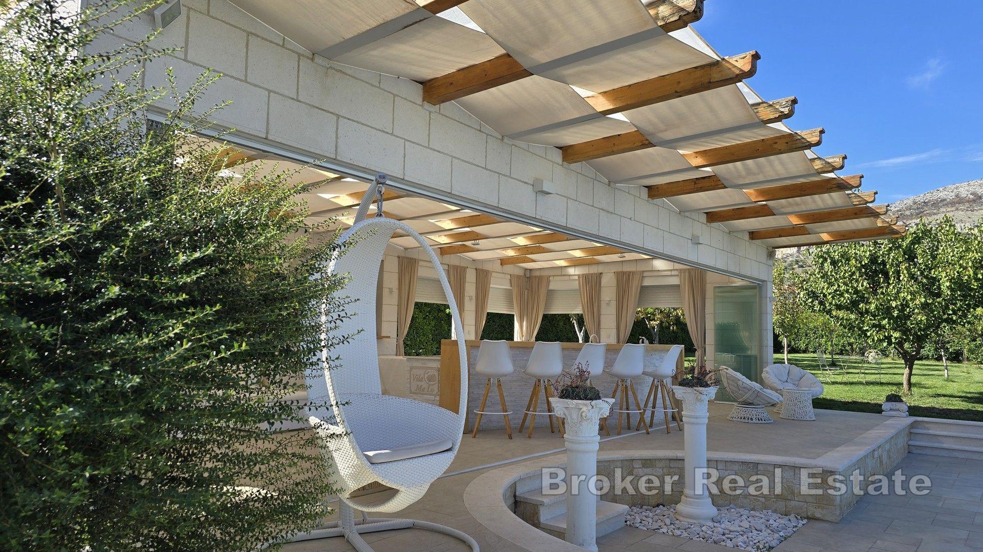 Steinhus med svømmebasseng og stor hage