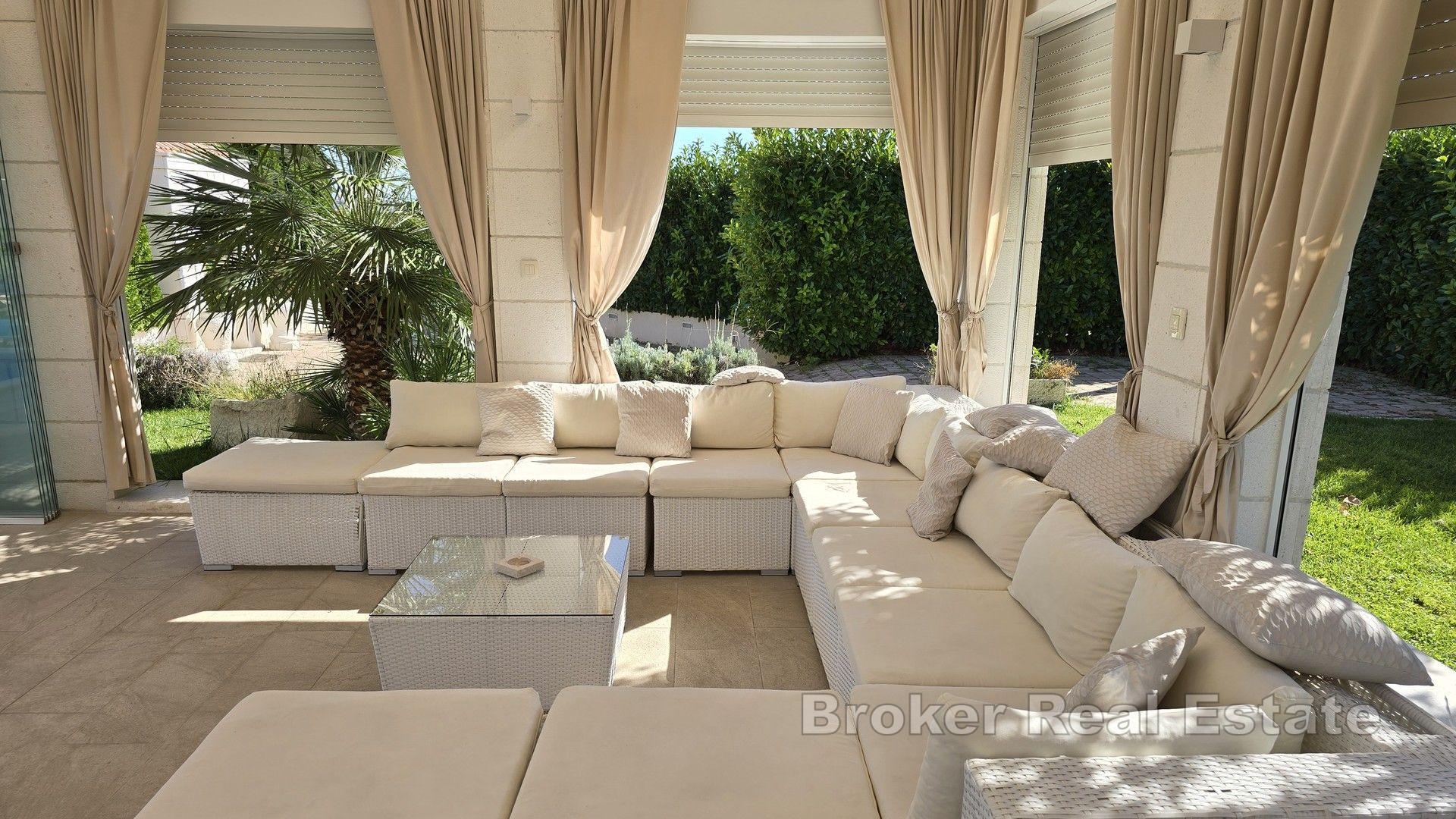 Steinhus med svømmebasseng og stor hage