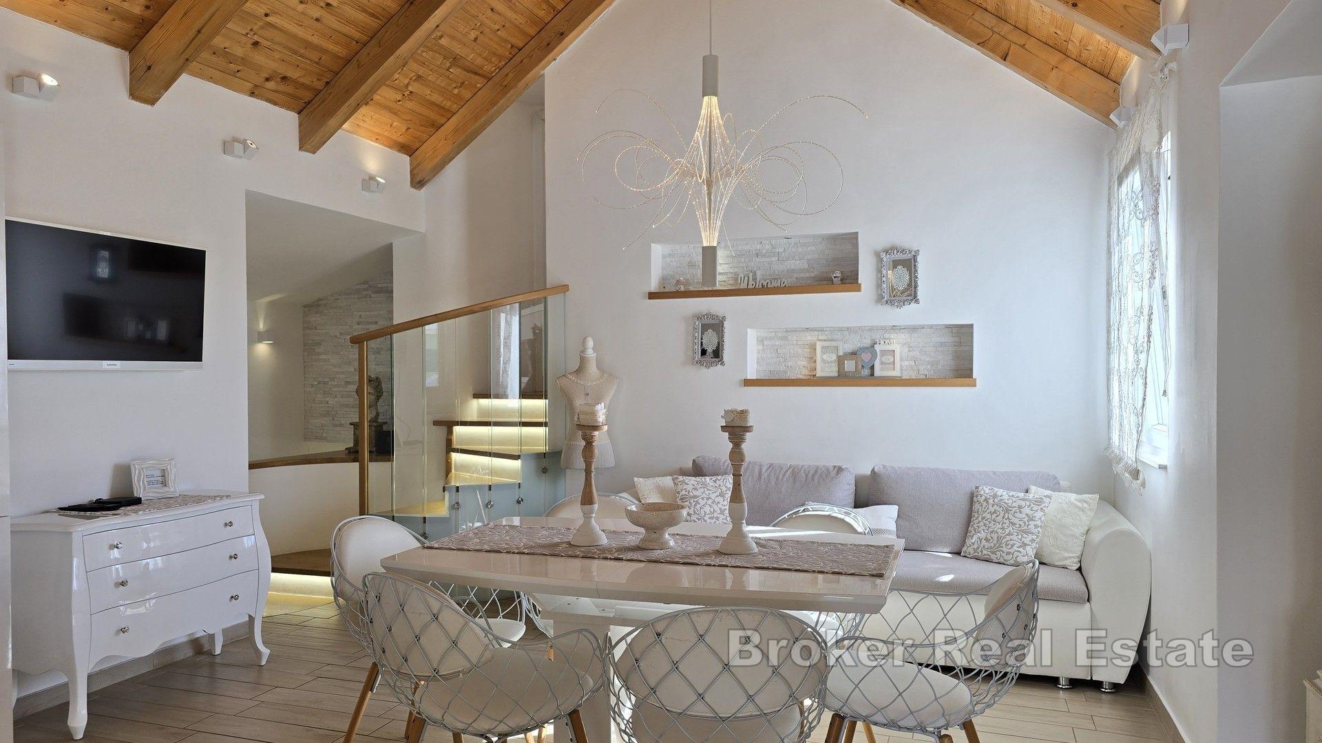 Steinhus med svømmebasseng og stor hage