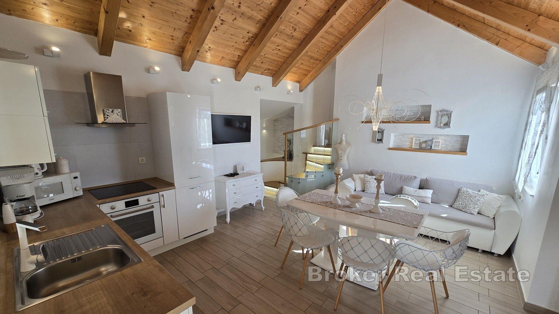 Steinhus med svømmebasseng og stor hage