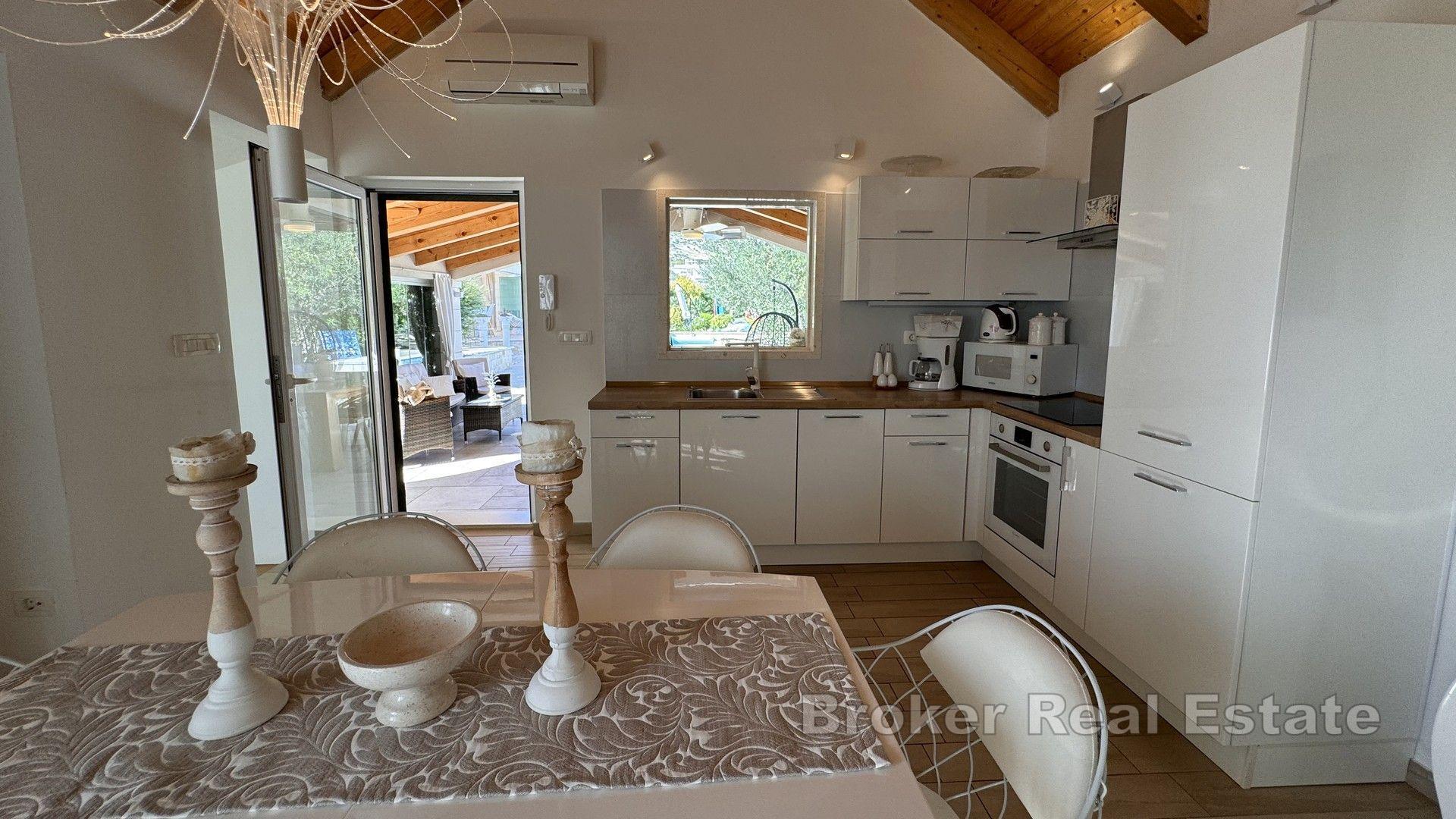 Steinhus med svømmebasseng og stor hage