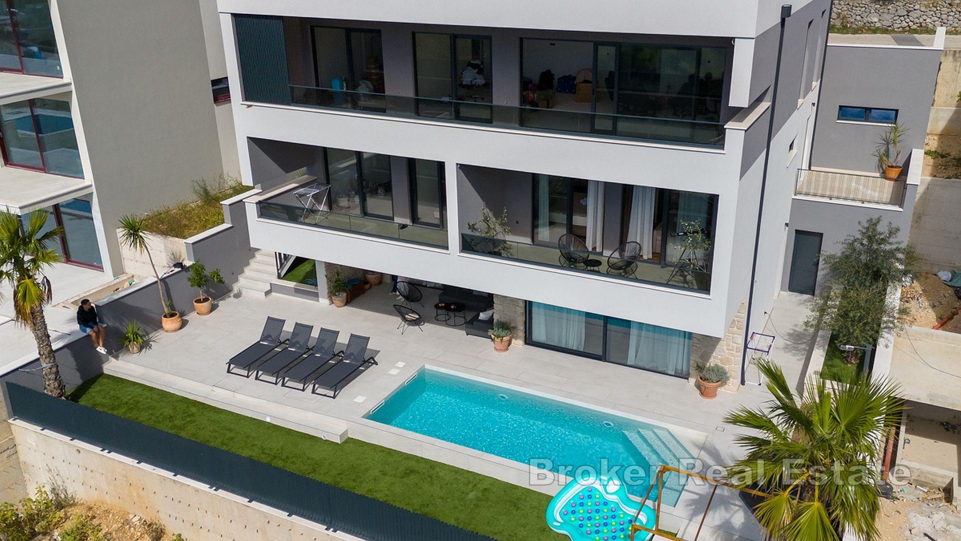 Ein schönes Haus mit drei Wohneinheiten mit freiem Blick auf das Meer
