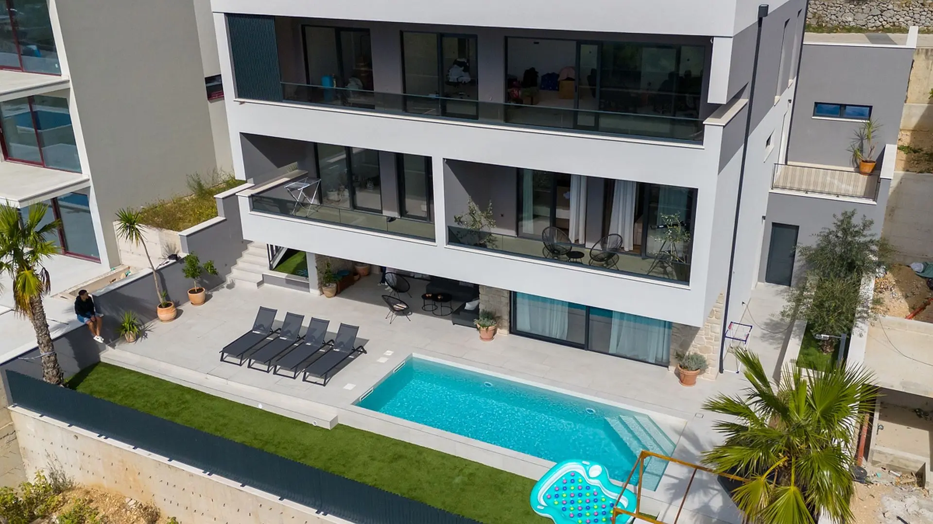 01-2036-114-Modern-house-with-three-residential-units-for-sale