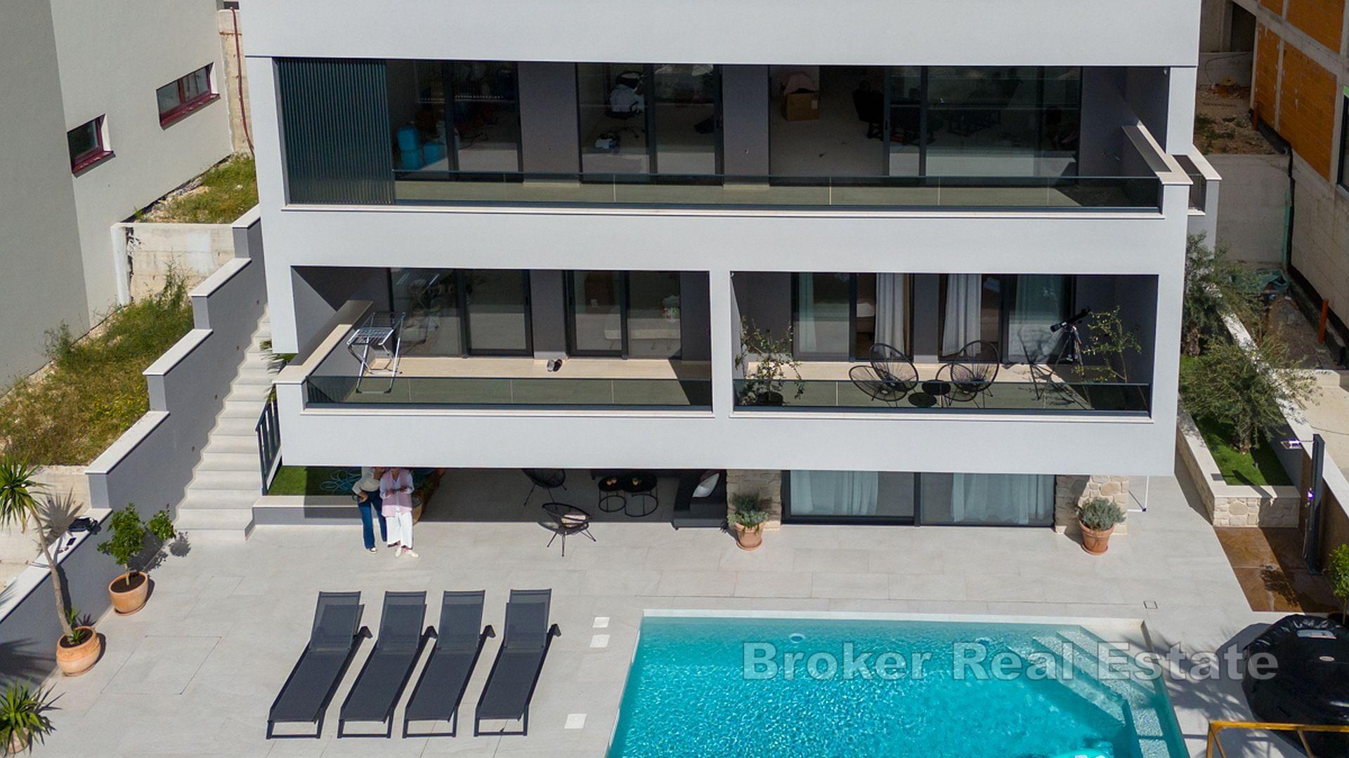 Ein schönes Haus mit drei Wohneinheiten mit freiem Blick auf das Meer