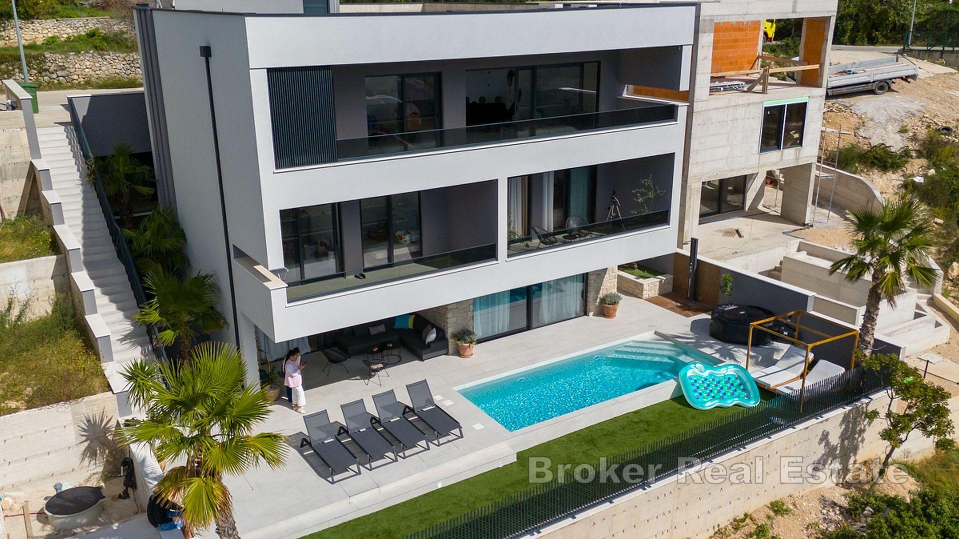 Ein schönes Haus mit drei Wohneinheiten mit freiem Blick auf das Meer