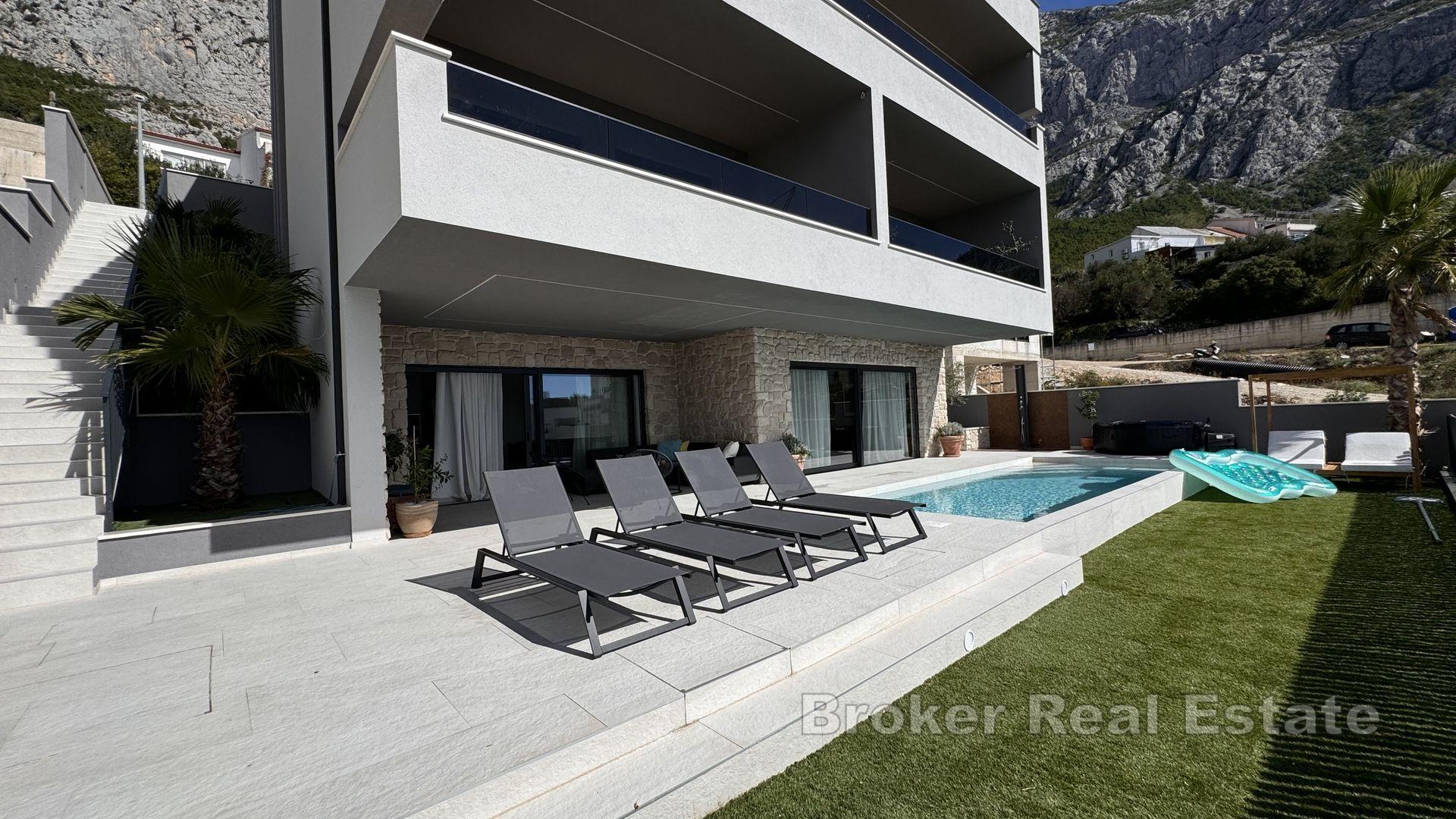 Ein schönes Haus mit drei Wohneinheiten mit freiem Blick auf das Meer