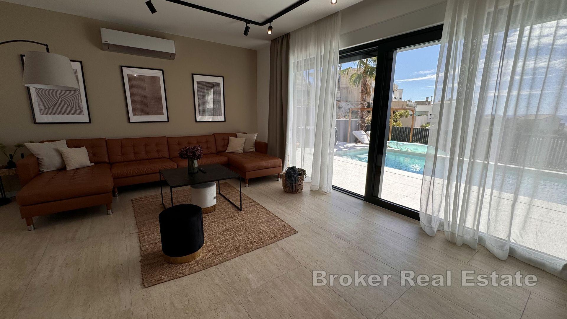 Ein schönes Haus mit drei Wohneinheiten mit freiem Blick auf das Meer