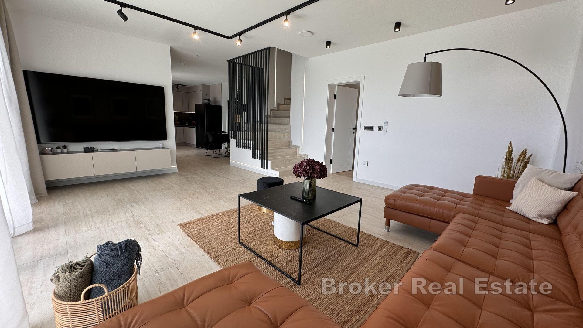 Ein schönes Haus mit drei Wohneinheiten mit freiem Blick auf das Meer